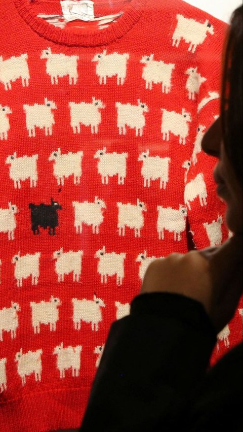 FOTO: Siap Dilelang dengan Harga Fantastis, Ini Foto-Foto Sweater Motif Kambing Hitam Putri Diana di Sotheby's