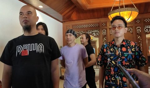 Para personel Dewa 19 tampak berbincang dengan Gibran di ruang rapat wali kota. Usai pertemuan, leader Dewa 19, Ahmad Dhani mengemukakan jika ada permintaan khusus dari Gibran.