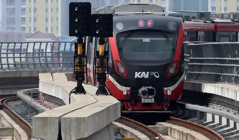 Dia mengatakan, operasional jalur LRT tersebut termasuk jalur menuju Stasiun Halim sebagai transportasi pengumpan atau feeder bagi kereta cepat Jakarta - Bandung.