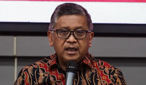 Pertama, Hasto menyindir Surya Paloh ditinggal kadernya ketika memberikan pidato politik di Apel Siaga Perubahan.