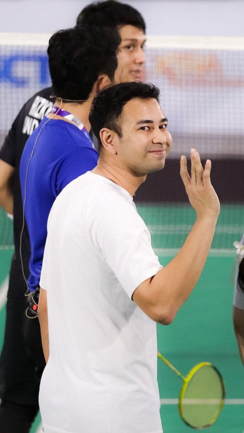 Meski kalah, senyum lebar Raffi Ahmad tetap terpancar selama laga bulu tangkis Turnamen Olahraga Selebriti Indonesia (TOSI) di GOR UNJ, Jakarta, Minggu (16/7/2023).