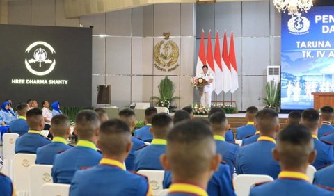 Upacara penutupan pendidikan (Tupdik) berlangsung khidmat ditandai dengan pengalungan samir wisuda kepada wisudawan oleh KSAL Laksamana Muhammad Ali.