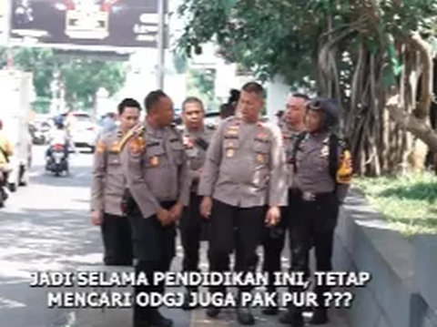 Ipda Herman terlihat tengah berjalan bersama sejumlah polisi di trotoar jalan. Di tengah-tengah perjalanan, Ia menanyakan mengenai pencarian ODGJ selama pendidikan.