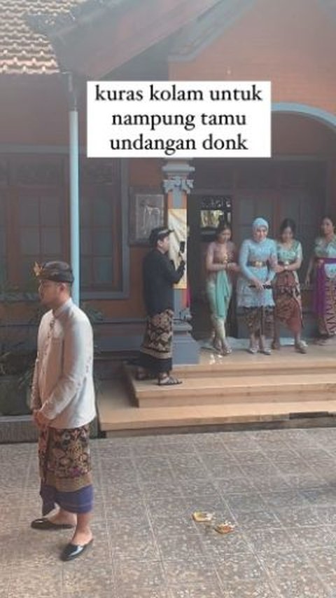 Kedua calon mempelai juga melakukan prosesi standar. Calon pengantin laki-laki berdiri membelakangi calon pengantin perempuan yang digandeng dua kerabat dekatnya.