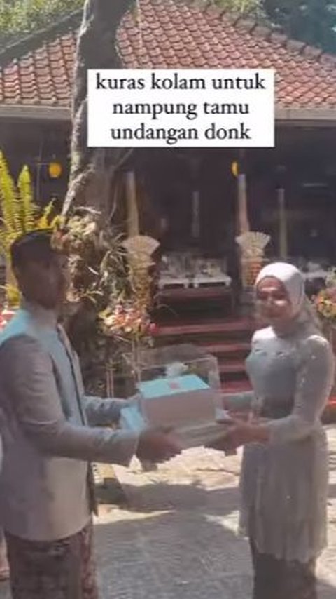 Prosesi serah terima hantaran juga dilakukan dengan khusyuk dan penuh suka cita. Pengantin perempuan menerima sebuah kotak transparan.