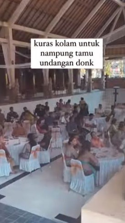 Namun, di akhir video ada hal tak biasa yang terjadi. Jika di awal video kedua belah pihak keluarga duduk saling berhadapan, rupanya para tamu undangan lain yang hadir duduk di dalam kolam renang yang sudah dikuras.