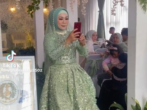 Tak Mau Kalah, Ibu Pengantin Ini Pakai Gaun Sama Persis dengan Anaknya