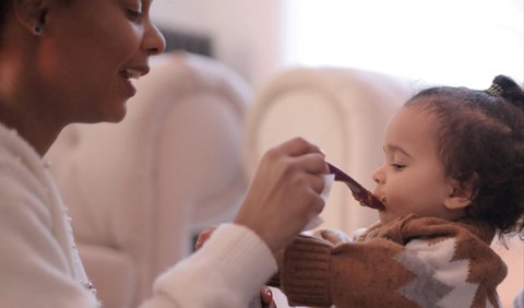 Pilih Makanan yang Tepat untuk Usia Bayi