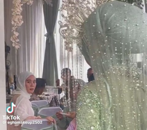 Tak Mau Kalah, Ibu Pengantin Ini Pakai Gaun Sama Persis dengan Anaknya