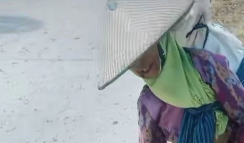 Nenek tersebut menjelaskan memunguti gabah di pinggir jalan karena sayang jika terbuang. Ia bisa mengambil dan menjual kembali. Momen ini membuat haru pengunggah video.