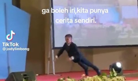 Terjatuh di Panggung