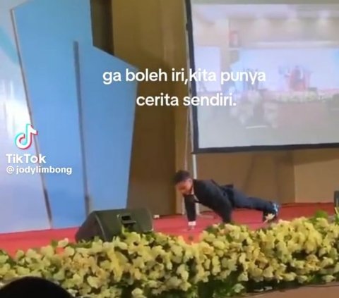 Jatuh di Panggung saat Wisuda, Pria Ini Tolak Malu dengan Push Up dan Bergaya Keren