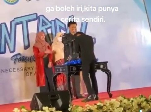 Jatuh di Panggung saat Wisuda, Pria Ini Tolak Malu dengan Push Up dan Bergaya Keren