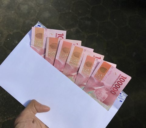 Seorang pengendara ojol di Kediri bernama Anggit Setiawan (35) menemukan dompet berisi uang senilai lebih dari Rp5 juta. Saat itu juga, ia berpikir akan mengembalikan dompet tersebut kepada pemiliknya. Istrinya, Fitriya Rahayu juga mendorong Anggit untuk segera mengembalikan dompet tersebut.