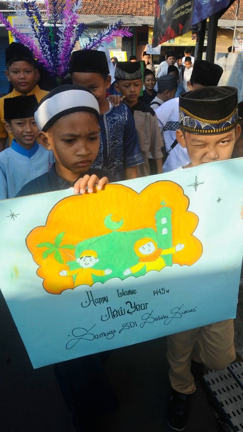 FOTO: Antusiasme Siswa SD di Depok Pawai Sambut Tahun Baru Islam 1 Muharram 1445 Hijriah