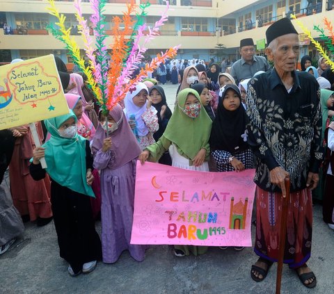 Dalam rangka menyambut Tahun Baru Islam 1 Muharram 1445 Hijriah, ratusan siswa SDI Al Hidayah Cinere menggelar pawai. Pawai dilakukan di sekitar lingkungan sekolah mereka di Cinere, Depok, Jawa Barat , pada Selasa, 18 Juli 2023.
