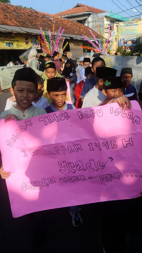 Sejumlah siswa melakukan pawai dengan membawa berbagai poster berisi pesan antusias menyambut datangnya Tahun Baru Islam 1445 Hijriah.
