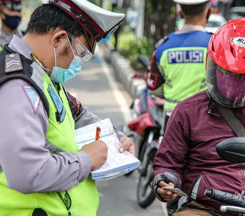 Kepolisian Resor Agam, Sumatera Barat mengamankan dua pelaku pembuat dan penyebar video menghina institusi Polri pada akun TikTok bernama @niayuliati05, Senin (17/7).