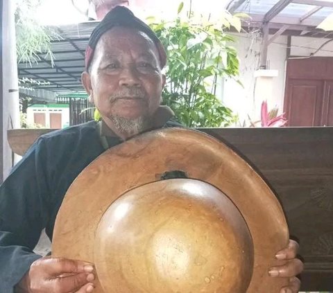 Kisah Mbah Sugiyarno dari Blora, 40 Tahun Kenakan Topi Berbahan Kayu Jati