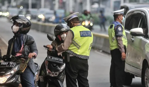 Saat itu, dia bersama ibunya kedapatan oleh anggota Satlantas Polres Agam tidak mengenakan helm standar.