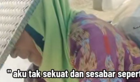 Nenek ini bahkan jalan kaki dari rumah menuju tempat memungut gabah. Ia mengaku tak ada yang mengantar. Sang nenek menambahkan ia berada di rumah sendiri lantaran anaknya bekerja,