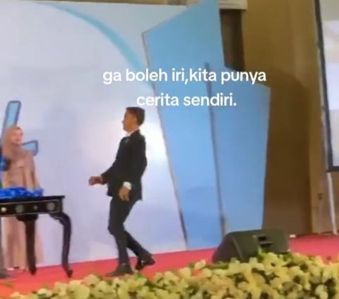 Jatuh di Panggung saat Wisuda, Pria Ini Tolak Malu dengan Push Up dan Bergaya Keren