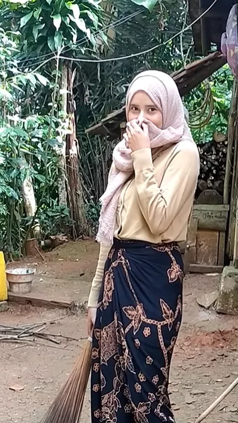 Kabar Terbaru Gadis Keturunan Inggris yang Tinggal di Pelosok Sukabumi, Kini Bantu Nenek Hidup Sederhana