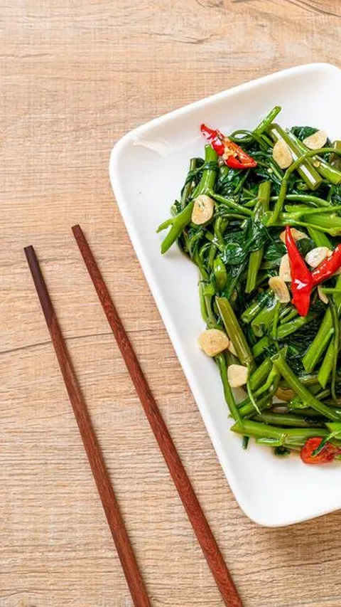 Kangkung adalah sayuran hijau yang sangat populer di Indonesia. Selain sangat mudah didapat dan harganya terjangkau, kangkung juga mudah untuk dimasak. Siapa saja bisa mengolah sayur yang satu ini, di mana menu yang paling populer adalah tumis dan cah kangkung. Namun, tahukah Anda bahwa resep olahan kangkung lebih dari sekadar tumis dan cah? Sebab, ada banyak menu lezat lain yang bisa Anda buat dari sayur ini.