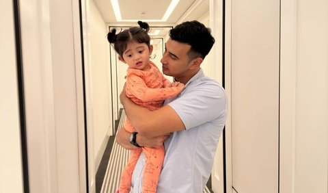 Penampilan Baby Guzel bikin pangling. Tak terasa Baby Guzel kini sudah tumbuh besar.