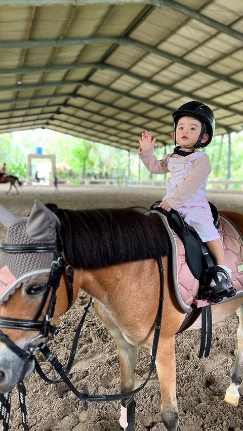 Potret Baby Guzel sedang berkuda.