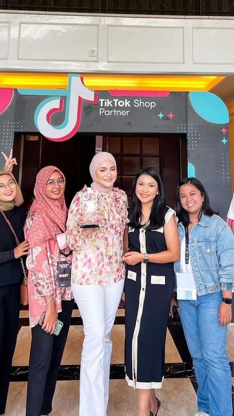 Tak hanya itu, Nathalie Holscher juga mendapat pemasukan dari konten YouTube dan TikTok yang dibuatnya.