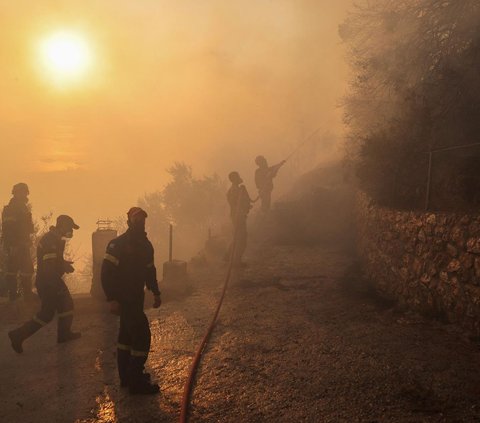 Gelombang panas ekstrem memicu kebakaran hutan hebat di dekat Ibu Kota Athena, Yunani, pada Senin, 17 Juli 2023. Kebakaran hutan ini diperparah dengan terpaan angin kencang.