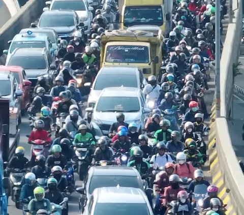 Penampakan Kusutnya Kemacetan di Jalan Gatot Subroto Jakarta Selatan, Motor Bejibun Mirip Semut, Mobil Kayak Ular Tangga