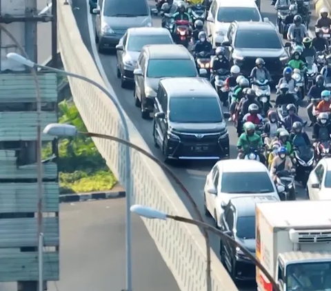 Penampakan Kusutnya Kemacetan di Jalan Gatot Subroto Jakarta Selatan, Motor Bejibun Mirip Semut, Mobil Kayak Ular Tangga