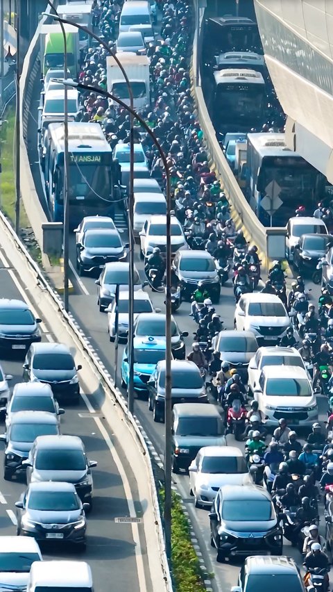 Penampakan Kusutnya Kemacetan di Jalan Gatot Subroto Jakarta Selatan, Motor Bejibun Mirip Semut, Mobil Kayak Ular Tangga