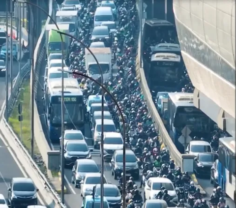 Penampakan Kusutnya Kemacetan di Jalan Gatot Subroto Jakarta Selatan, Motor Bejibun Mirip Semut, Mobil Kayak Ular Tangga