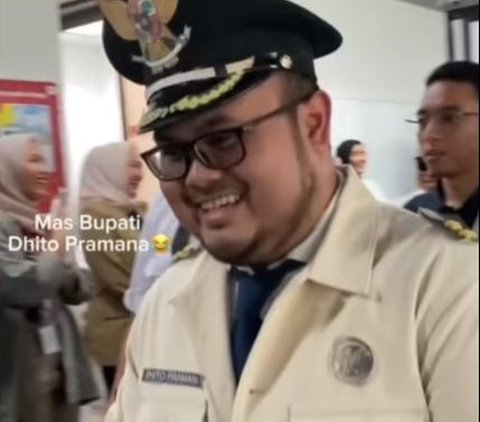 Di awal video publik disuguhkan seorang karyawan yang melakukan cosplay sebagai bupati, Dhitto Pramana. Lucunya, daripada mirip Dhitto karyawan ini justru mirip dengan Guru Gembul seorang Guru yang juga seorang Youtuber.