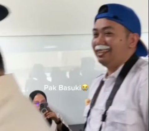 Setelah bertemu Bupati Dhitto Pramana, publik akan bertemu dengan sosok coplayer Menteri Basuki. Seperti video-videonya yang beredar, karyawan ini menyamar sebagai Pak Basuki yang 'berprofesi' sebagai fotografer.