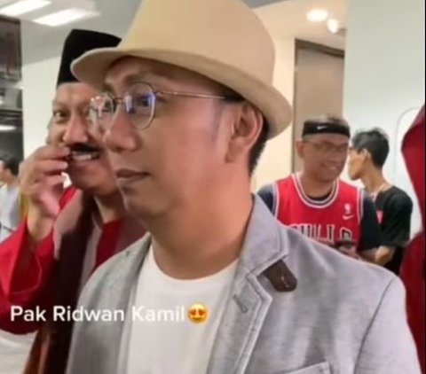 Gaya Ridwan Kamil yang selalu mengenakan blazzer dan topi juga ikut diperagakan dalam ulang tahun kantor satu ini. Salah seorang karyawan mengenakan blazzer berwarna abu-abu sembari menakai topi di kepala.