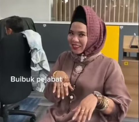 Pejabat yang sempat viral lantaran kerap pamer harta juga menjadi bahan  cosplay salah seorang karyawan. Selain membiarkan jilbabnya menjulang sangat tinggi, karyawan ini juga mengenakan aksesoris mentereng di seluruh tubuh.