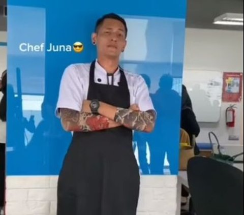 Tak ketinggalan Chef JUna gadungan juga ikut merayakan ulang tahun kantor. Sesuai dengan kebiasaan Chef Juna, karwayan tersebut berlagak seram dengan melipat kedua tangan di depan.