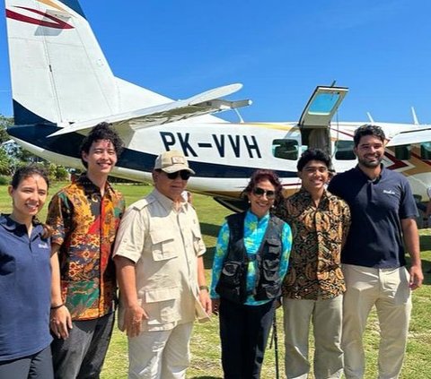 Ini momen saat Susi Pudjiastusi menyambut kedatangan Prabowo Subianto di Pangandaran. Dalam pertemuan ini, keduanya memiliki agenda pelestarian lingkungan.