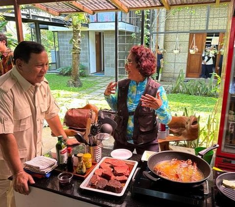 Prabowo juga mengunjungi rumah Susi di Pangandaran. Tampak Susi menyajikan beragam makanan untuk Prabowo. Susi memberikan hidangan laut untuk Prabowo.