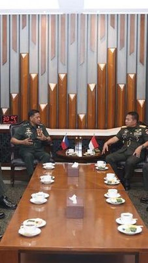 Jenderal AD Filipina Datangi Kasad Dudung, Warna Seragam yang Dikenakan Bikin Salfok