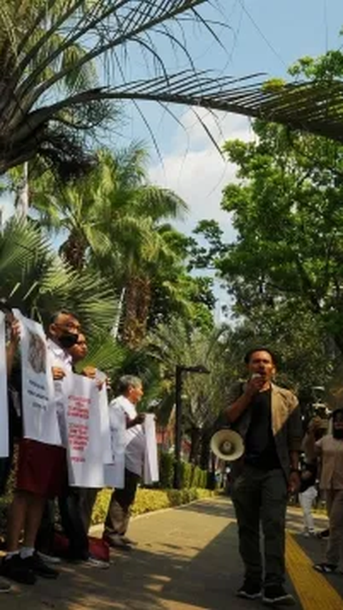 Para mahasiswa ini melakukan aksi demonstrasi di depan Kantor Dinas Pendidikan dan Kebudayaan (Dindikbud) Provinsi Banten, Selasa (18/7). Mereka menggelar unjuk rasa mengatasnamakan Geger Banten.