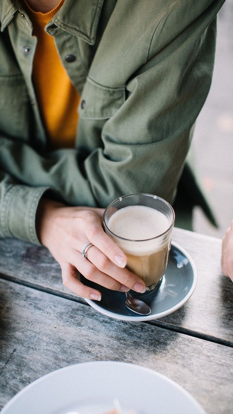 Kopi adalah minuman yang dapat memberikan manfaat bagi kesehatan. Namun, kopi juga dapat memberikan dampak negatif jika dikonsumsi berlebihan.