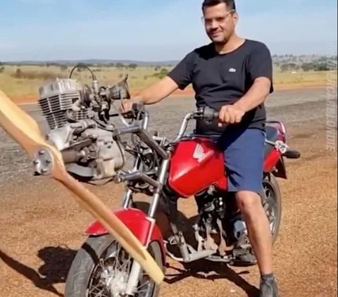 Sepeda motor bertenaga baling-baling yang berfungsi ini diciptakan oleh YouTuber Brasil, Profesor Pardal.<br /><br />Setelah melepas mesin sepeda motor sepenuhnya, dia memposisikannya kembali di bagian depan sepeda dan memasang baling-baling kayu buatan sendiri yang besar di depannya.