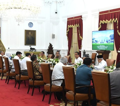 Presiden Joko Widodo (Jokowi) memimpin rapat terbatas untuk membahas antisipasi dan kesiapan dalam menghadapi ancaman fenomena iklim El Nino. Rapat digelar di Istana Merdeka, Jakarta Pusat, Selasa (18/7).