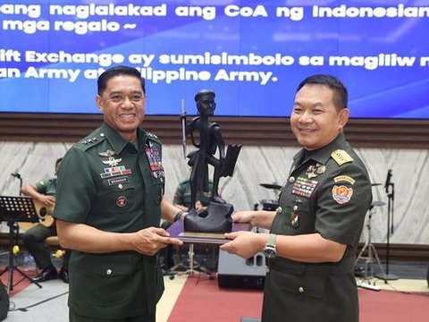 Jenderal AD Filipina Datangi Kasad Dudung, Warna Seragam yang Dikenakan Bikin Salfok