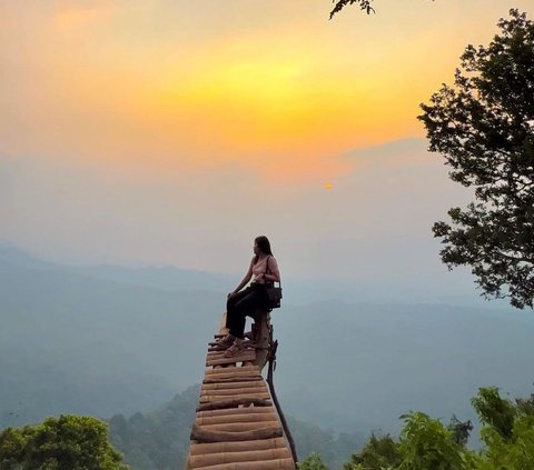 Gunung dengan ketinggian 1.100 mdpl itu terletak di Desa Sendi, Kecamatan Pacet, Kabupaten Mojokerto, Jawa Timur. Gunung ini banyak jadi tujuan pendaki pemula karena jalur pendakiannya mudah dan suguhkan pemandangan indah.